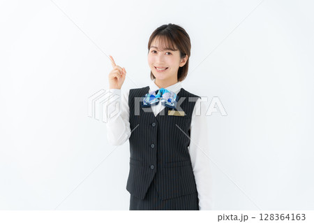 制服の若い女性　ビジネス　指差し 128364163