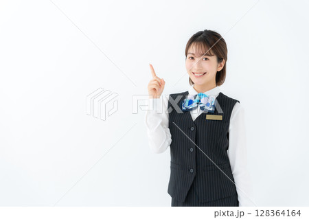 制服の若い女性　ビジネス　指差し 128364164