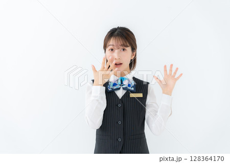制服の若い女性 ビジネス 驚く 制服の若い女性 ビジネス 驚く 128364170