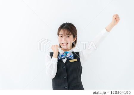 制服の若い女性 ビジネス ガッツポーズ 制服の若い女性 ビジネス ガッツポーズ 128364190