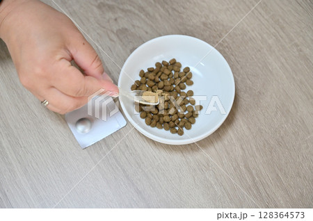 ドッグフードにミドリイガイのサプリと（ノミ・マダニ・フィラリア）予防薬をトッピング　 128364573