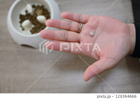 ドッグフードと(ノミ・マダニ・フィラリア)オールインワンタイプの予防薬 ドッグフードと(ノミ・マダニ・フィラリア)オールインワンタイプの予防薬 128364666