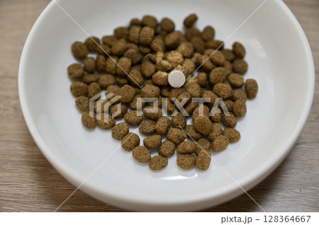 ドッグフードと(ノミ・マダニ・フィラリア)オールインワンタイプの予防薬 ドッグフードと(ノミ・マダニ・フィラリア)オールインワンタイプの予防薬 128364667