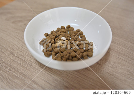 ドッグフードと（ノミ・マダニ・フィラリア）オールインワンタイプの予防薬 128364669