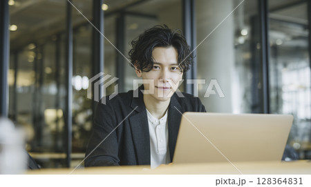 集中して仕事をしているビジネスマン　PC作業に集中している 128364831