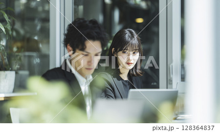 開放感のあるオフィスで仕事をしているビジネスパーソン 128364837