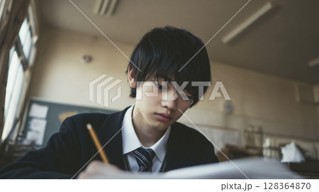 日本の男子学生が教室で勉強しているシーン 128364870