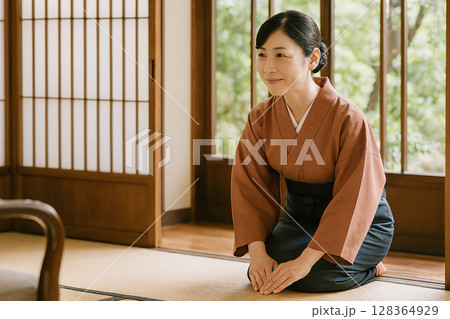 旅館の仲居さん・女将さんイメージ 128364929
