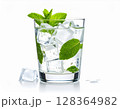 氷とミントを添えた冷たいドリンクのビジュアル	 128364982