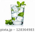 氷とミントを添えた冷たいドリンクのビジュアル	 128364983