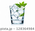 氷とミントを添えた冷たいドリンクのビジュアル	 128364984