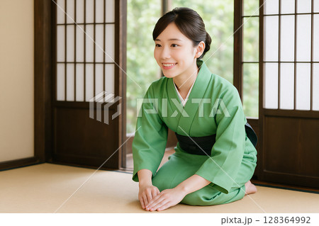 挨拶する旅館の仲居さん 128364992