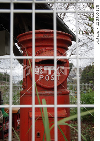 明治34年に新作され昭和時代を駆け抜けた丸型の赤い郵便ポスト2 明治34年に新作され昭和時代を駆け抜けた丸型の赤い郵便ポスト2 128365178