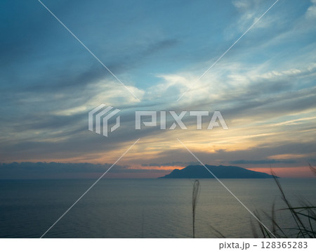屋久島灯台から見る夕焼け 屋久島灯台から見る夕焼け 128365283