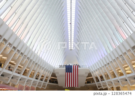 オキュラスの内部空間とアメリカ国旗|ニューヨーク・ワールドトレードセンター オキュラスの内部空間とアメリカ国旗|ニューヨーク・ワールドトレードセンター 128365474