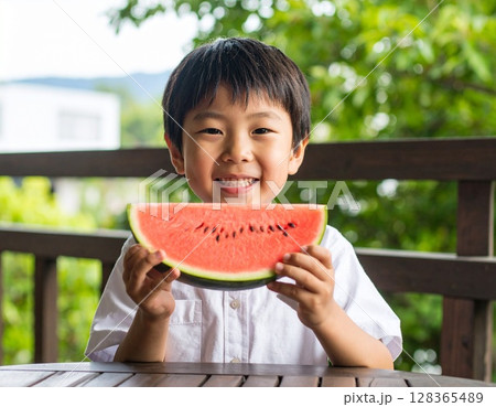 夏休み　スイカを食べる男の子 128365489