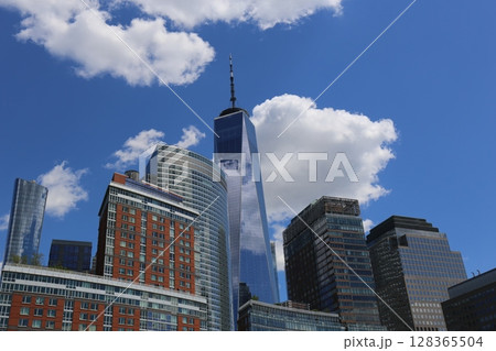 ニューヨーク　マンハッタンの都市風景　高層ビルと青空 128365504