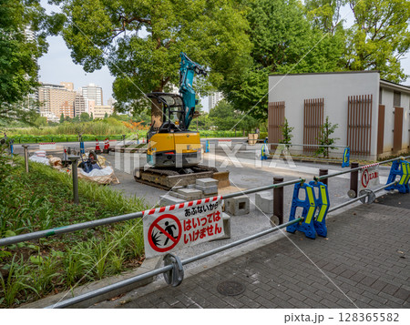 工事現場に設置された立入禁止のバリケード 128365582