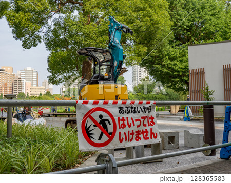 工事現場に設置された立入禁止のバリケード 工事現場に設置された立入禁止のバリケード 128365583