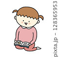 絵本を読む子供 128365953