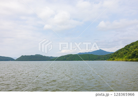福井県、三方五湖の風景 128365966