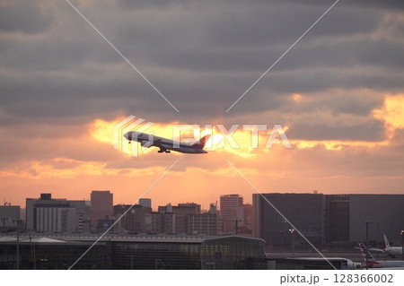 夕日と飛行機 夕日と飛行機 128366002