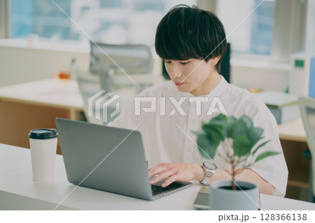デスクワークする若い男性 128366138