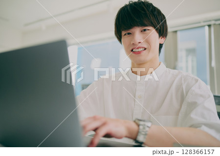 デスクワークする若い男性 デスクワークする若い男性 128366157