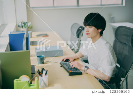 デスクワークする若い男性 128366166
