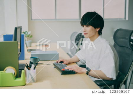 デスクワークする若い男性 128366167