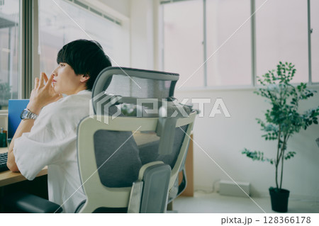デスクワークする若い男性 128366178