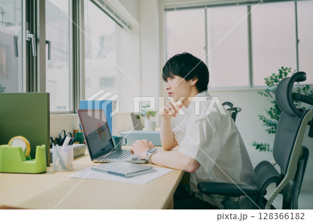 デスクワークする若い男性 デスクワークする若い男性 128366182