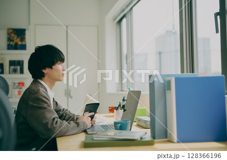 デスクワークする若い男性 128366196