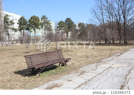 A Serene Park Bench Found in a Tranquil Urban Landscape, Ideal for Relaxation and Repose 128366371