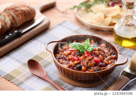 具だくさんチリコンカンと彩り豊かな洋食テーブル 128366506