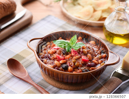 具だくさんチリコンカンと彩り豊かな洋食テーブル 128366507