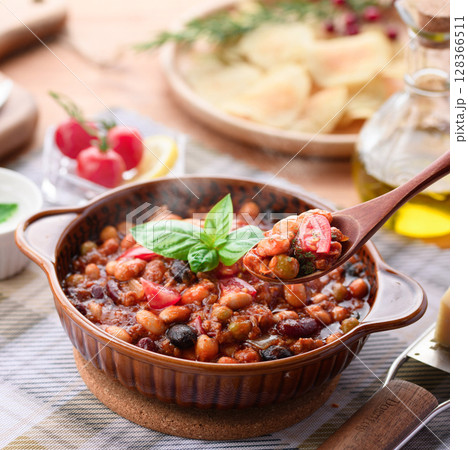 具だくさんチリコンカンと彩り豊かな洋食テーブル 128366511