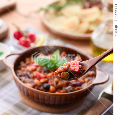 具だくさんチリコンカンと彩り豊かな洋食テーブル 128366514