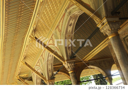 トルコ イスタンブール トプカプ宮殿 第二中庭の建物 128366734