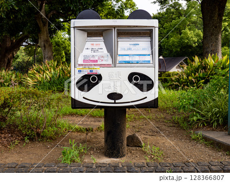 パンダがデザインされた郵便ポスト(東京都台東区 上野恩賜公園) パンダがデザインされた郵便ポスト(東京都台東区 上野恩賜公園) 128366807