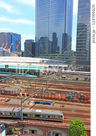 東京都千代田区、東京駅を発着する列車の風景 128366820