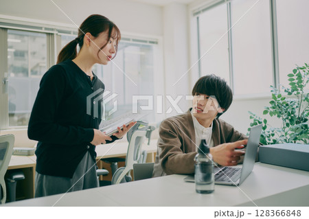 ミーティングするビジネスパーソン 128366848