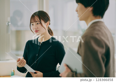 ミーティングするビジネスパーソン ミーティングするビジネスパーソン 128366858