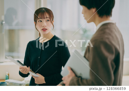ミーティングするビジネスパーソン 128366859