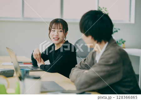 ミーティングするビジネスパーソン 128366865