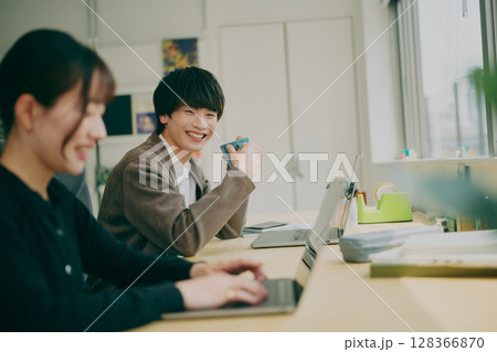 ミーティングするビジネスパーソン 128366870