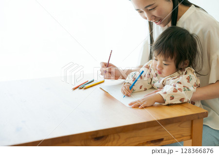 お絵描きする親子 お絵描きする親子 128366876