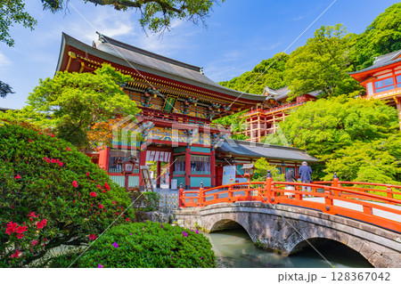 （佐賀県）祐徳稲荷神社  楼門 128367042