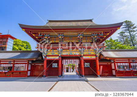 （佐賀県）祐徳稲荷神社  楼門 128367044