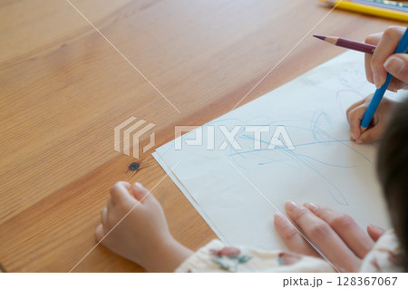お絵描きする親子の手元 128367067